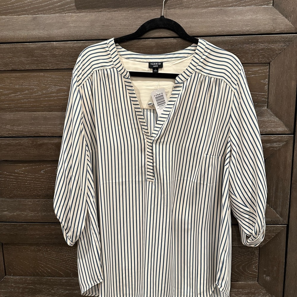 Torrid HARPER GEORGETTE PULLOVER 3/4 SLEEVE BLOUSE
STRIPE - BLUE